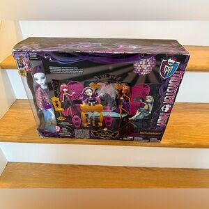 Monster High Spectra Vondergeist Doll Playset - 13 Wish Party Lounge 2013  [NIB]